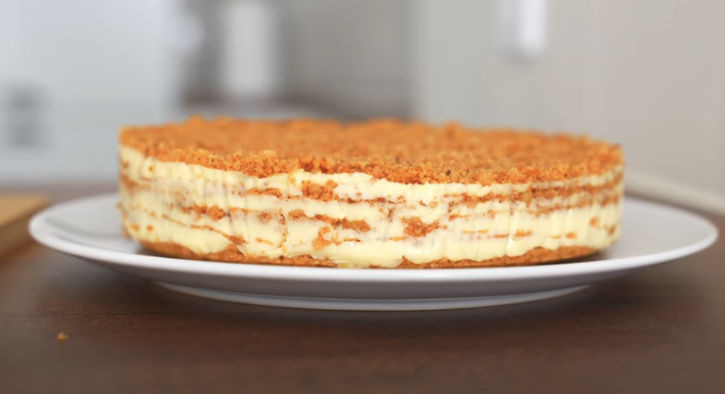 Vrstvený dort s vanilkovým krémem a křupavou praženou drobenkou – sladké potěšení pro každou příležitost