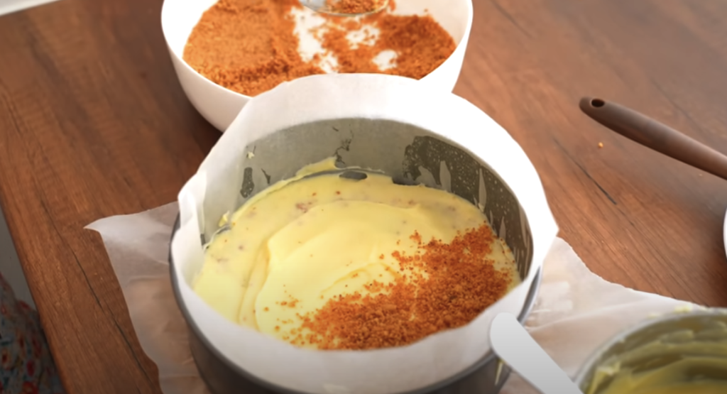 Vrstvený dort s vanilkovým krémem a křupavou praženou drobenkou – sladké potěšení pro každou příležitost