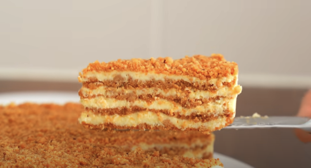 Vrstvený dort s vanilkovým krémem a křupavou praženou drobenkou – sladké potěšení pro každou příležitost