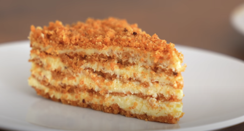 Vrstvený dort s vanilkovým krémem a křupavou praženou drobenkou – sladké potěšení pro každou příležitost
