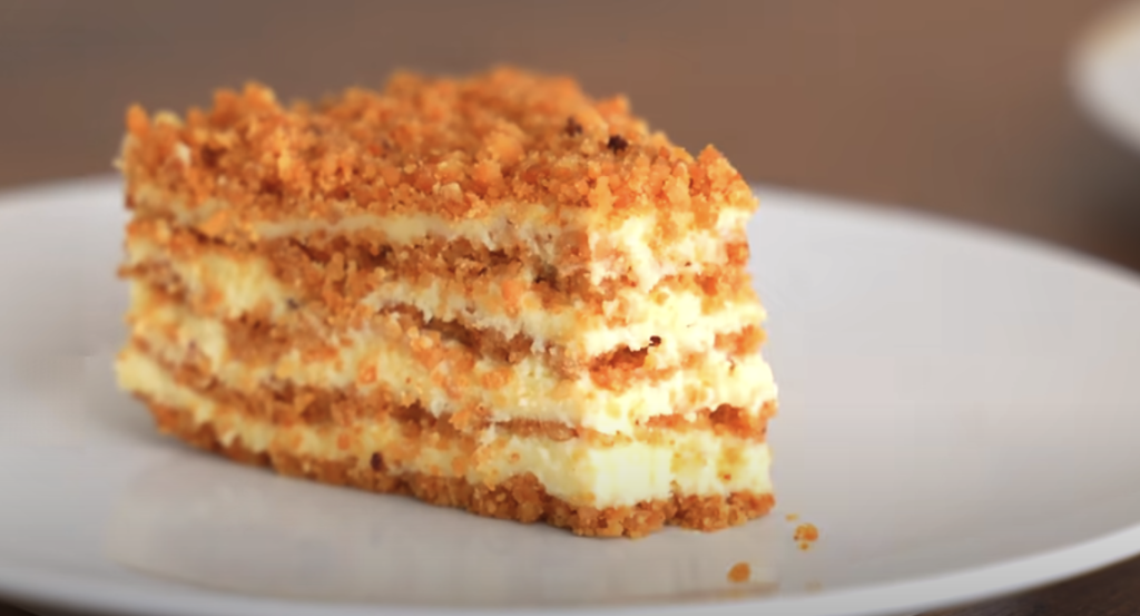 Vrstvený dort s vanilkovým krémem a křupavou praženou drobenkou – sladké potěšení pro každou příležitost