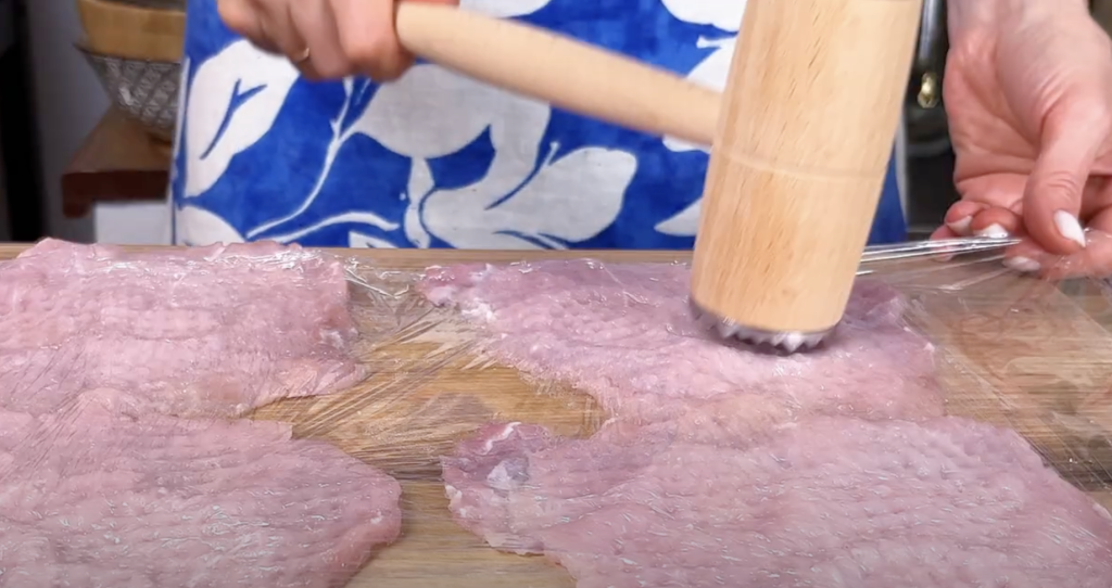 Vepřové rolky plněné koprovým máslem s pečenými bramborami – domácí recept