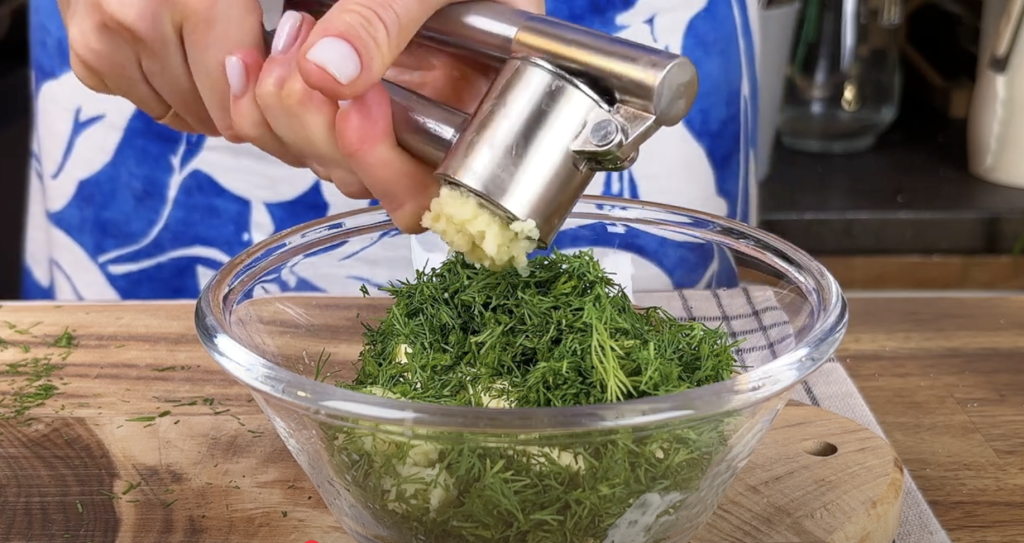 Vepřové rolky plněné koprovým máslem s pečenými bramborami – domácí recept