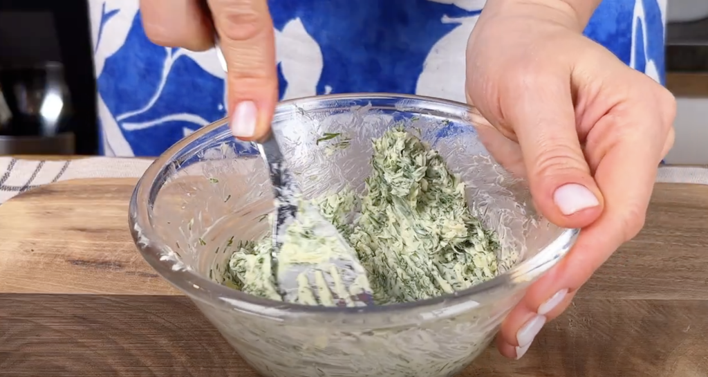 Vepřové rolky plněné koprovým máslem s pečenými bramborami – domácí recept