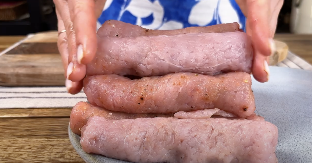 Vepřové rolky plněné koprovým máslem s pečenými bramborami – domácí recept