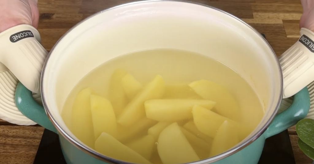 Vepřové rolky plněné koprovým máslem s pečenými bramborami – domácí recept