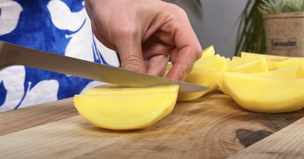 Vepřové rolky plněné koprovým máslem s pečenými bramborami – domácí recept