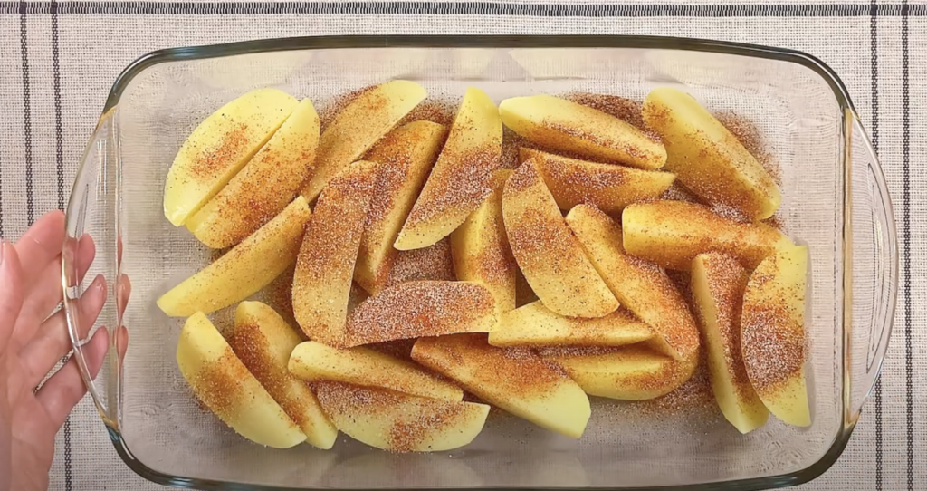 Vepřové rolky plněné koprovým máslem s pečenými bramborami – domácí recept