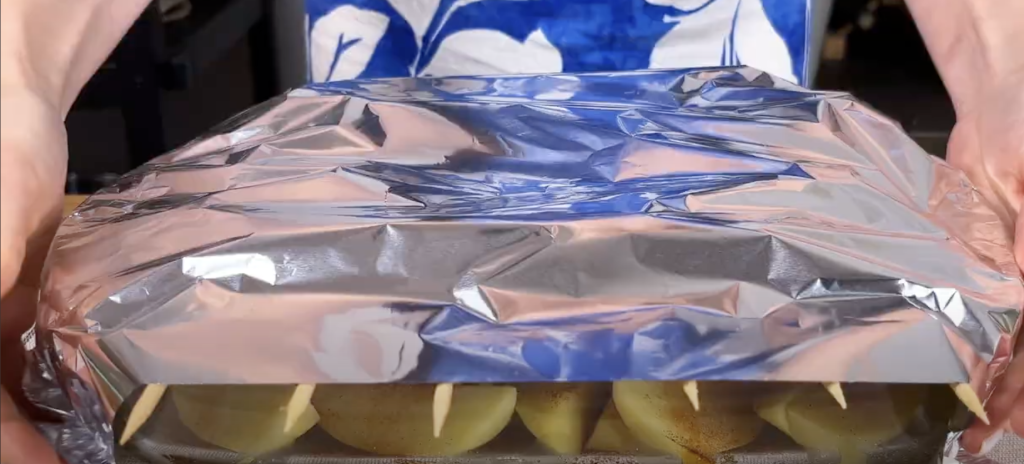 Vepřové rolky plněné koprovým máslem s pečenými bramborami – domácí recept