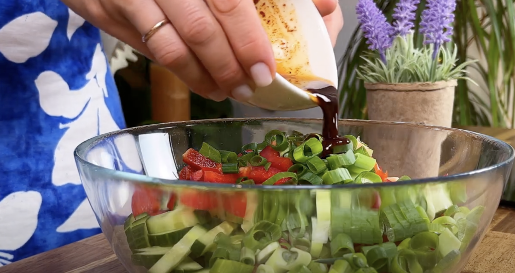 Vepřové rolky plněné koprovým máslem s pečenými bramborami – domácí recept