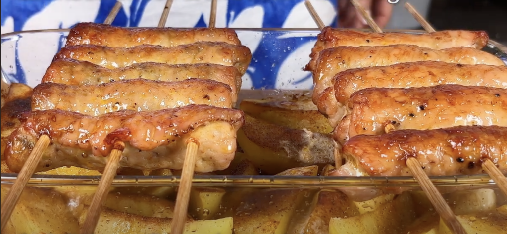 Vepřové rolky plněné koprovým máslem s pečenými bramborami – domácí recept