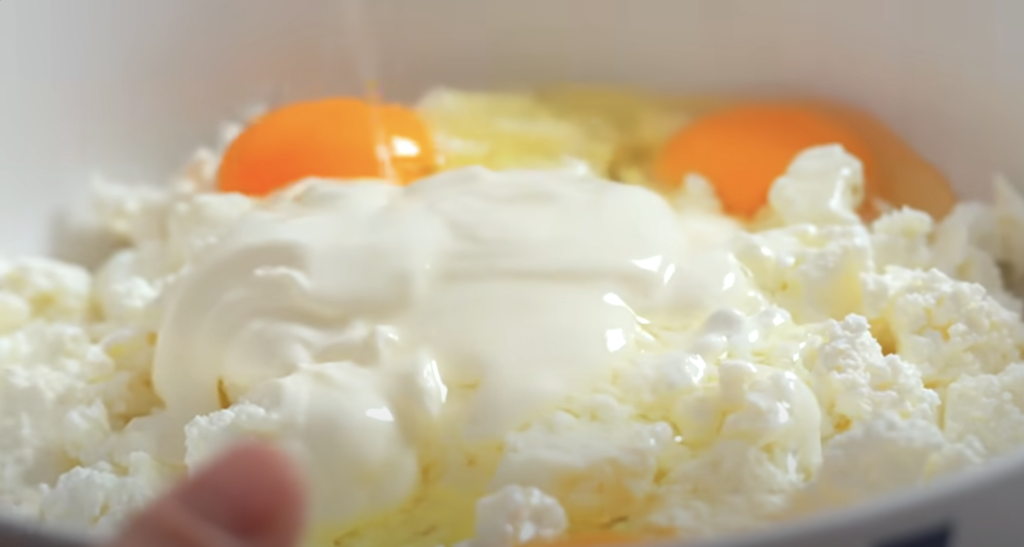 Lehký tvarohový cheesecake s bobulemi a jemnou smetanovou příchutí