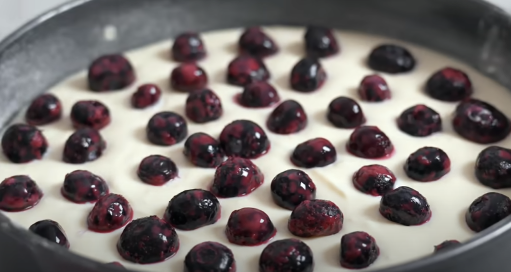 Lehký tvarohový cheesecake s bobulemi a jemnou smetanovou příchutí