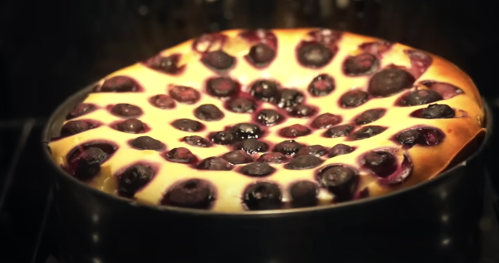 Lehký tvarohový cheesecake s bobulemi a jemnou smetanovou příchutí