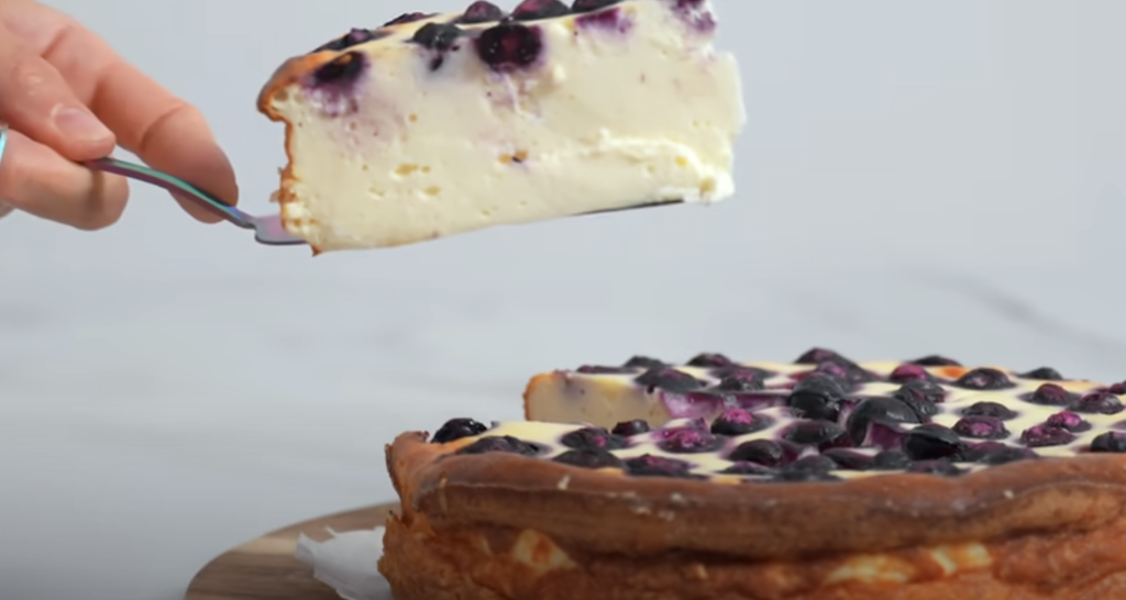 Lehký tvarohový cheesecake s bobulemi a jemnou smetanovou příchutí