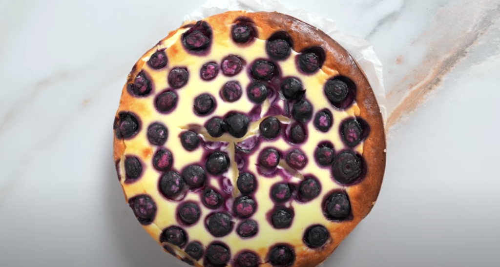 Lehký tvarohový cheesecake s bobulemi a jemnou smetanovou příchutí