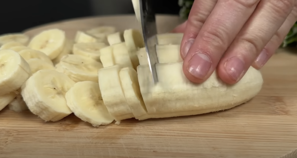 Banánový krémový dezert ve skleničkách se smetanou a kondenzovaným mlékem