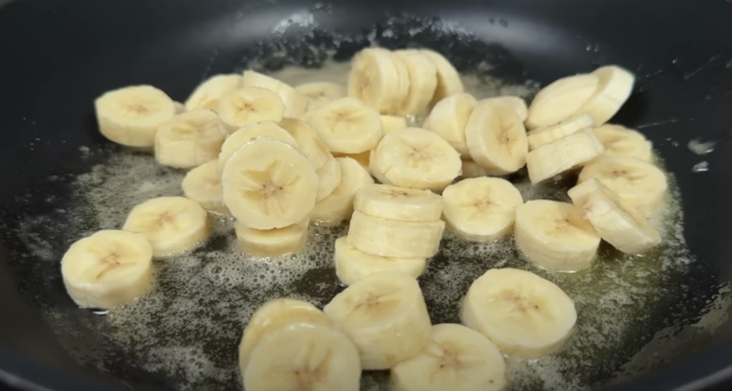 Banánový krémový dezert ve skleničkách se smetanou a kondenzovaným mlékem