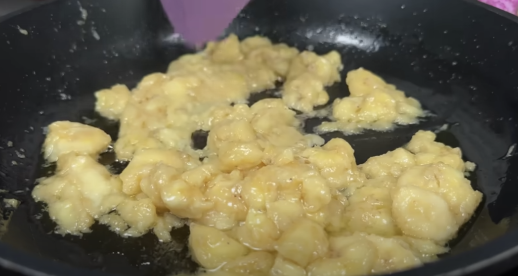 Banánový krémový dezert ve skleničkách se smetanou a kondenzovaným mlékem