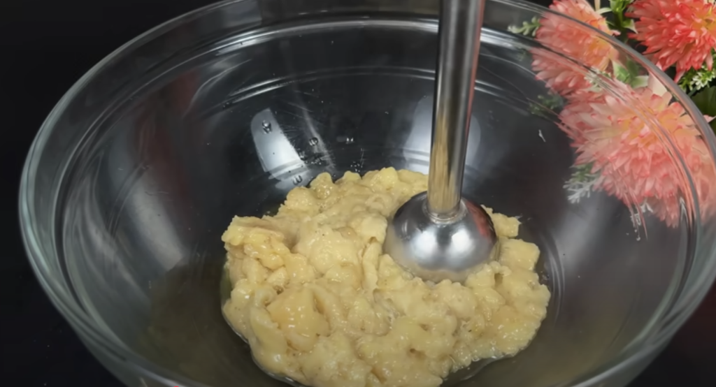 Banánový krémový dezert ve skleničkách se smetanou a kondenzovaným mlékem