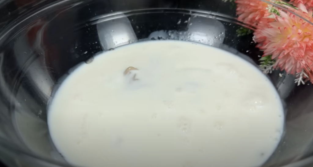 Banánový krémový dezert ve skleničkách se smetanou a kondenzovaným mlékem