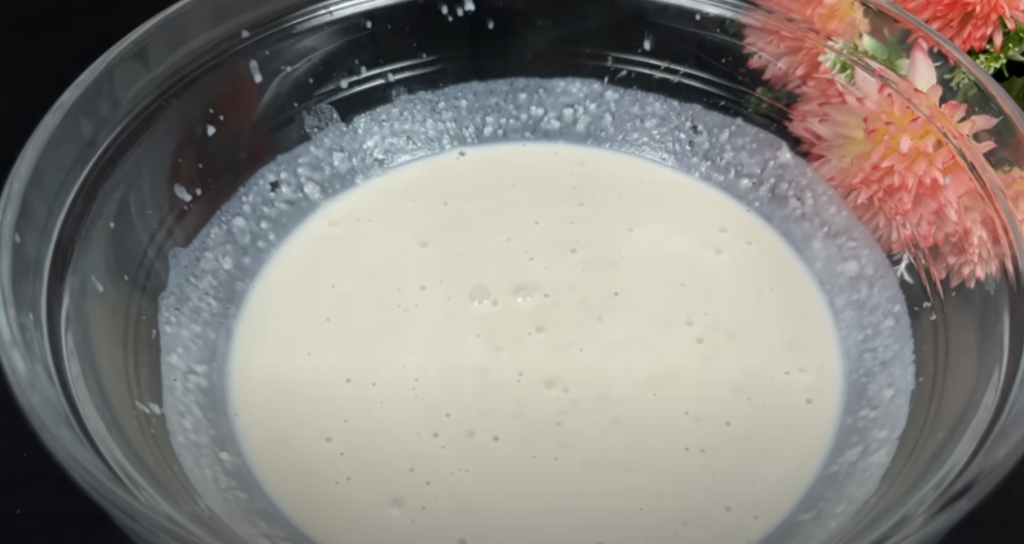 Banánový krémový dezert ve skleničkách se smetanou a kondenzovaným mlékem