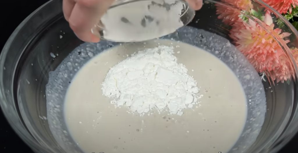 Banánový krémový dezert ve skleničkách se smetanou a kondenzovaným mlékem