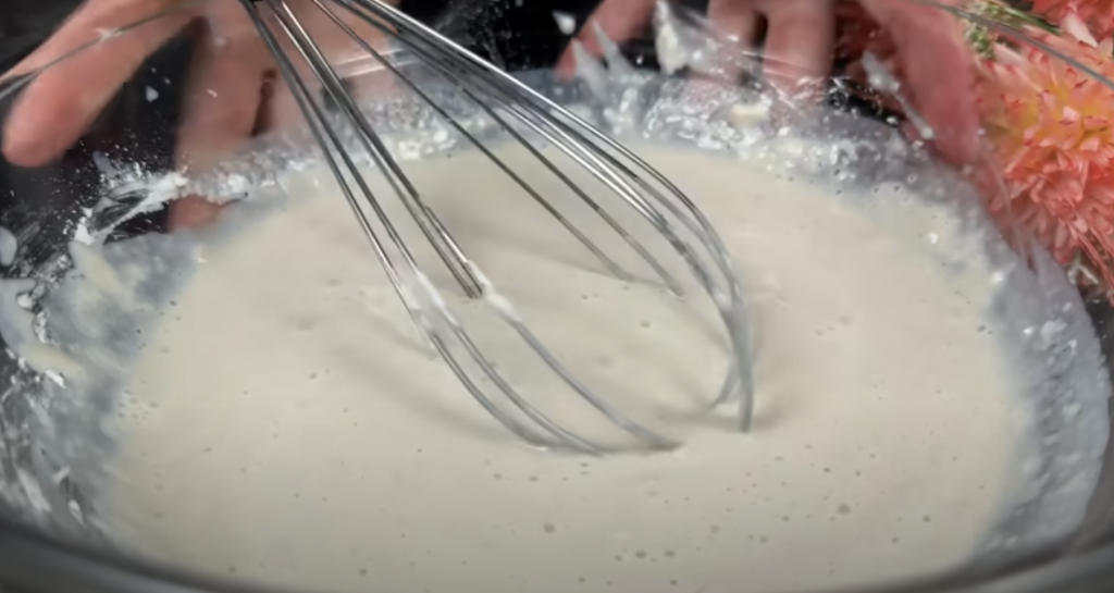 Banánový krémový dezert ve skleničkách se smetanou a kondenzovaným mlékem