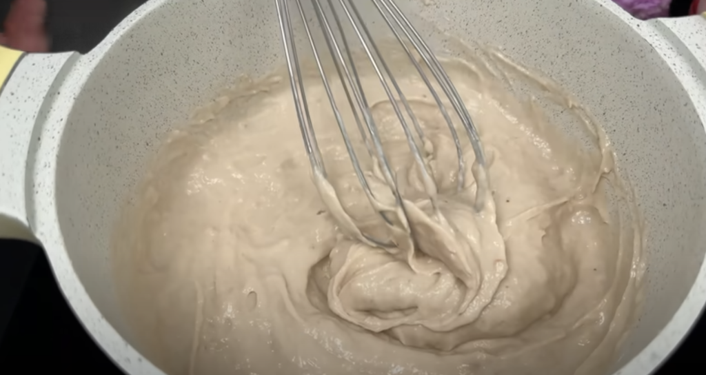 Banánový krémový dezert ve skleničkách se smetanou a kondenzovaným mlékem