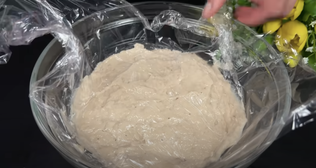 Banánový krémový dezert ve skleničkách se smetanou a kondenzovaným mlékem