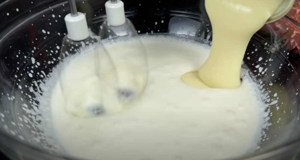 Banánový krémový dezert ve skleničkách se smetanou a kondenzovaným mlékem