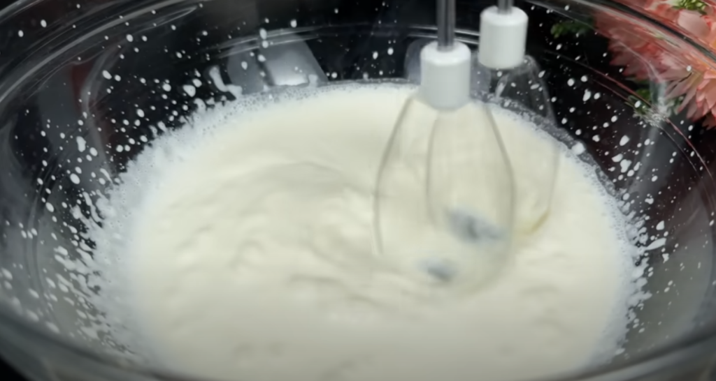 Banánový krémový dezert ve skleničkách se smetanou a kondenzovaným mlékem