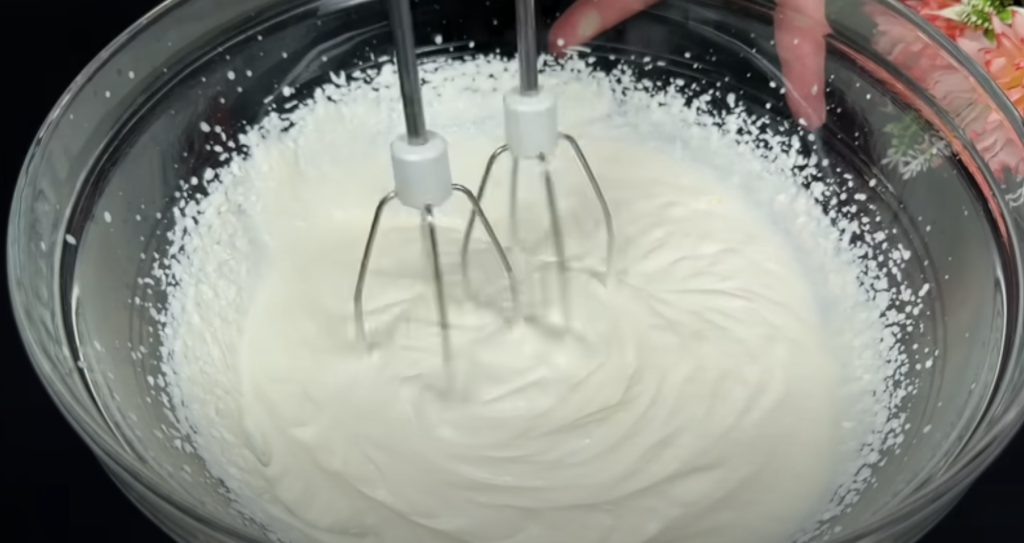 Banánový krémový dezert ve skleničkách se smetanou a kondenzovaným mlékem