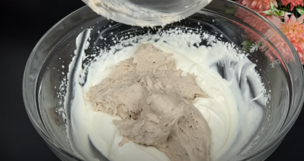 Banánový krémový dezert ve skleničkách se smetanou a kondenzovaným mlékem