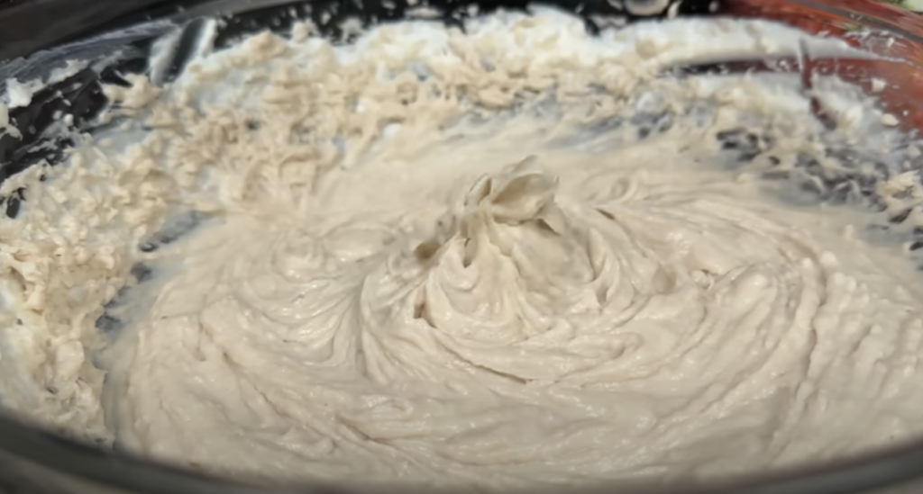 Banánový krémový dezert ve skleničkách se smetanou a kondenzovaným mlékem