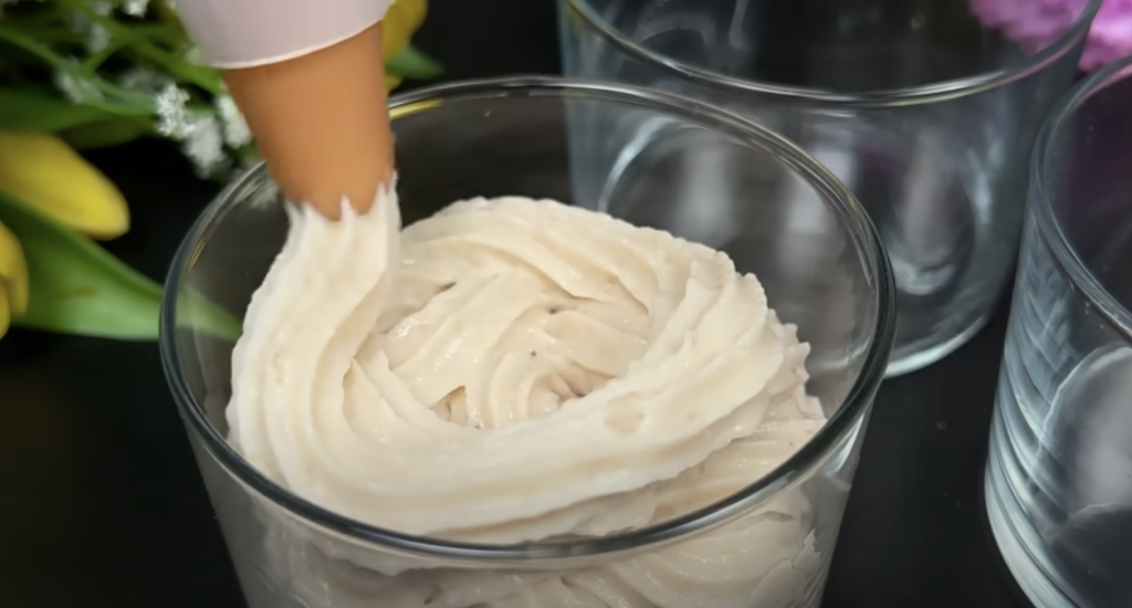 Banánový krémový dezert ve skleničkách se smetanou a kondenzovaným mlékem