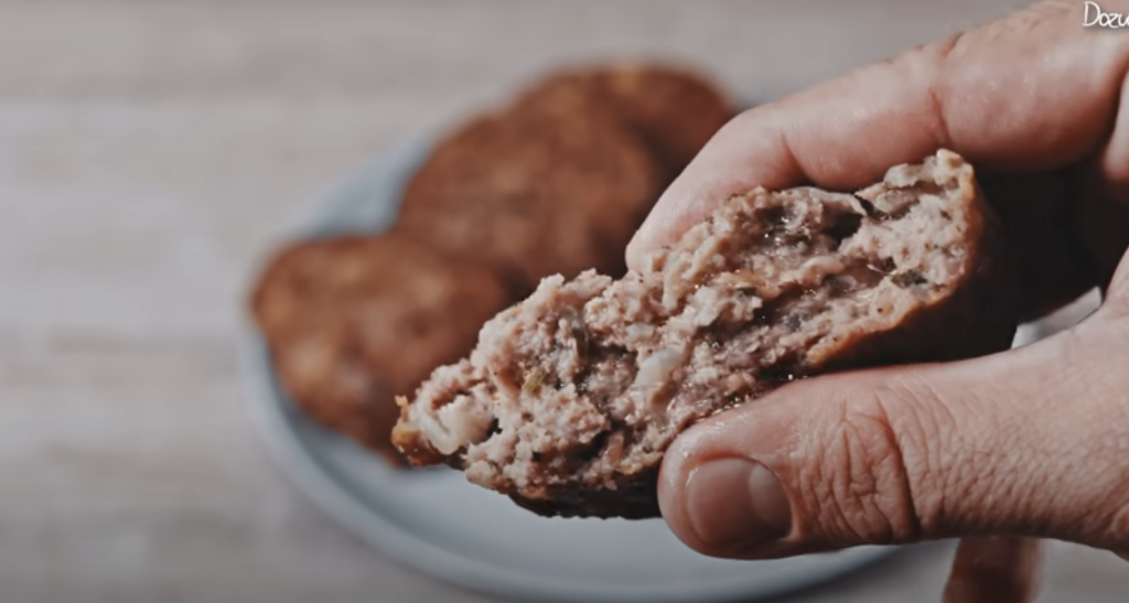 Tradiční české karbanátky z hovězího a vepřového masa s cibulkou a petrželkou