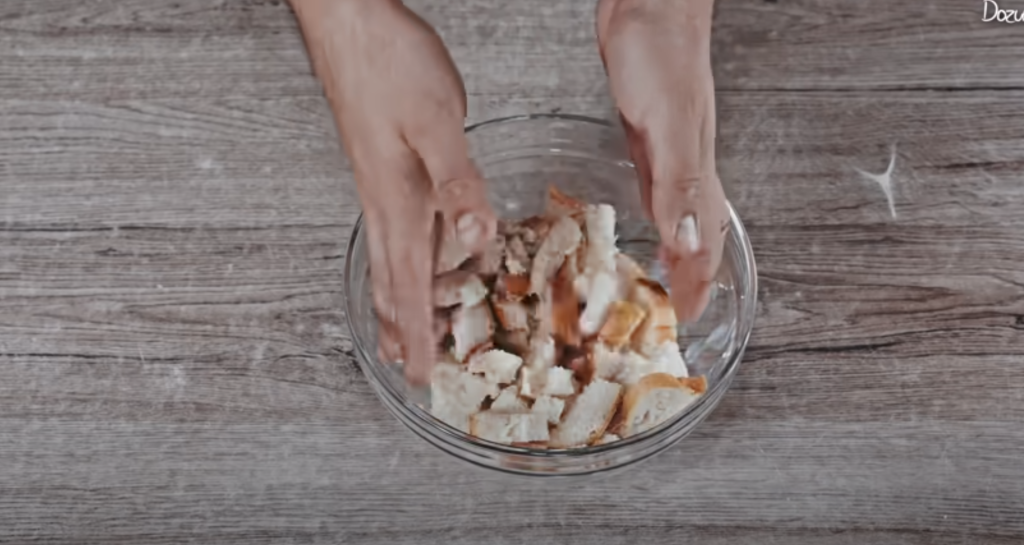 Tradiční české karbanátky z hovězího a vepřového masa s cibulkou a petrželkou