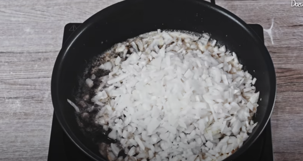 Tradiční české karbanátky z hovězího a vepřového masa s cibulkou a petrželkou