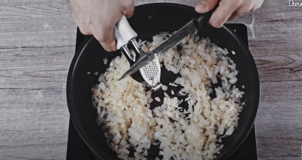 Tradiční české karbanátky z hovězího a vepřového masa s cibulkou a petrželkou