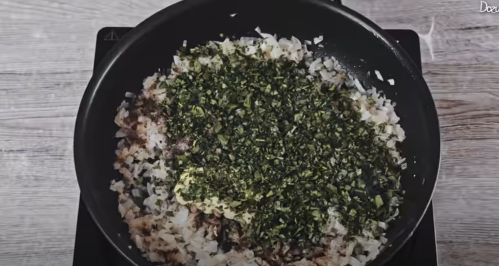 Tradiční české karbanátky z hovězího a vepřového masa s cibulkou a petrželkou