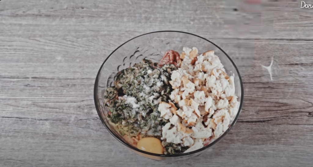 Tradiční české karbanátky z hovězího a vepřového masa s cibulkou a petrželkou