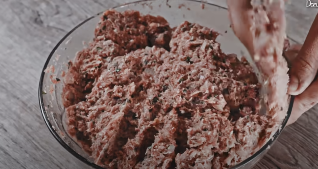 Tradiční české karbanátky z hovězího a vepřového masa s cibulkou a petrželkou