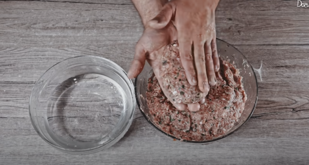 Tradiční české karbanátky z hovězího a vepřového masa s cibulkou a petrželkou