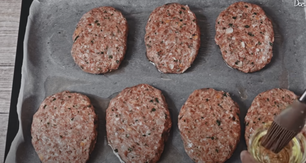 Tradiční české karbanátky z hovězího a vepřového masa s cibulkou a petrželkou