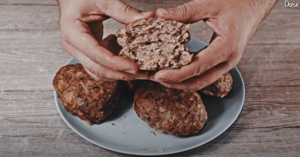 Tradiční české karbanátky z hovězího a vepřového masa s cibulkou a petrželkou