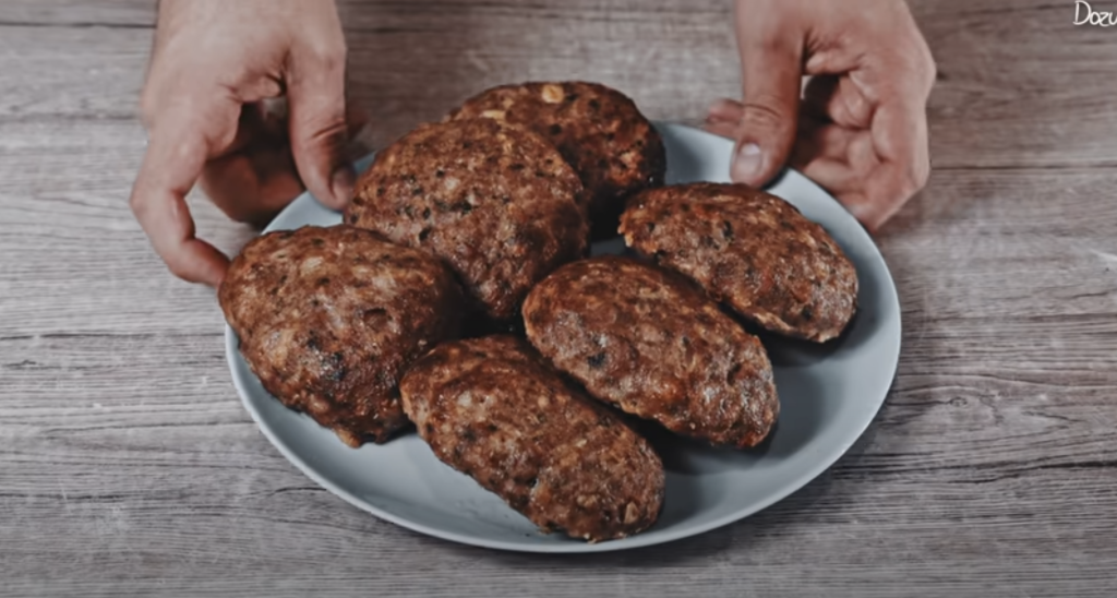 Tradiční české karbanátky z hovězího a vepřového masa s cibulkou a petrželkou