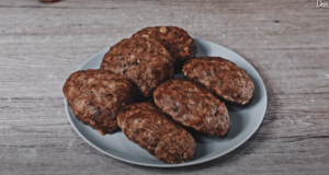 Tradiční české karbanátky – poctivý recept z hovězího a vepřového masa Tradiční české karbanátky z hovězího a vepřového masa s cibulkou a petrželkou