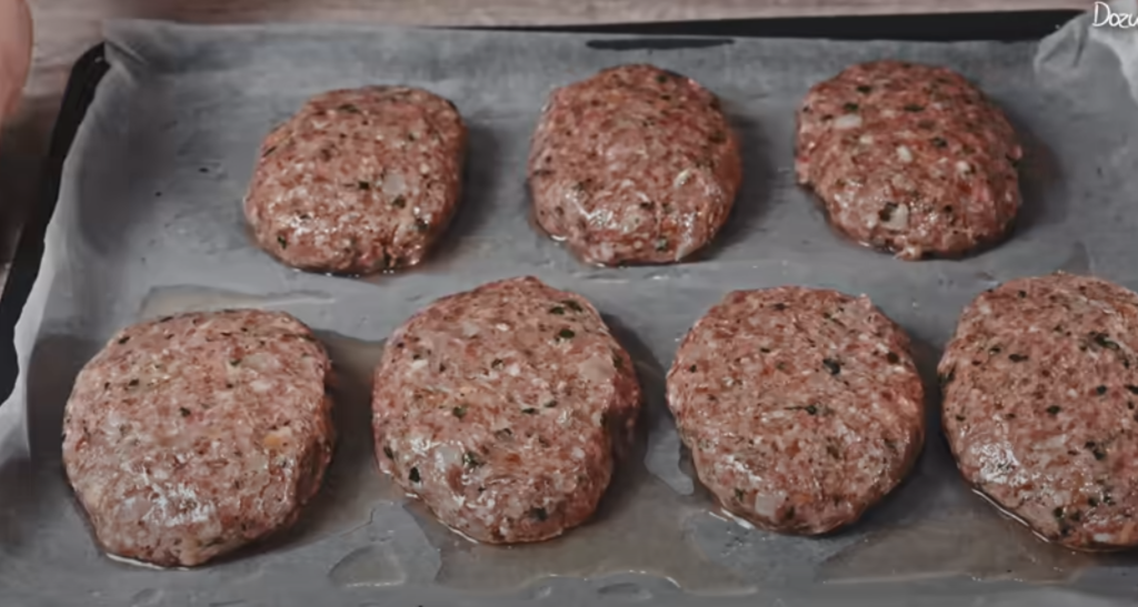 Tradiční české karbanátky z hovězího a vepřového masa s cibulkou a petrželkou