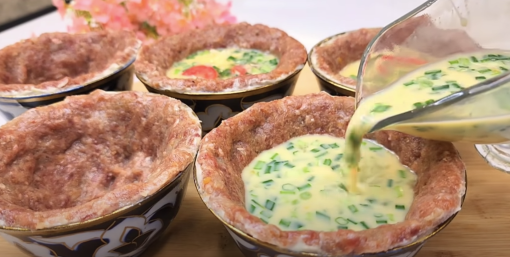 Delikátní masové misky zapečené se sýrem, cherry rajčátky a jemnou vaječnou směsí